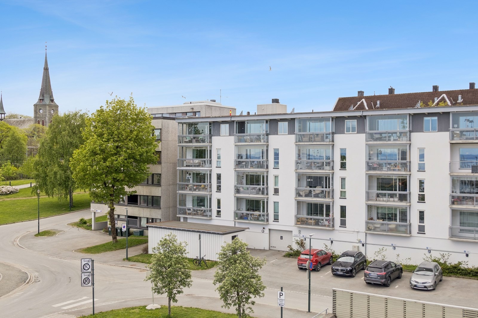Leiligheten ligger i et etablert boligbygg fra 2000 i Sameiet Nedre Ila 3. Galleribilde