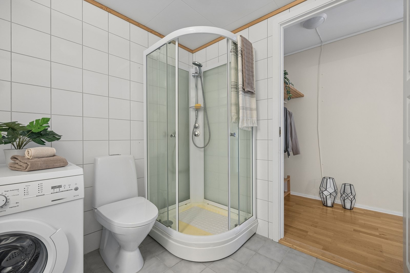 Badet er tilknyttet bygningens felles ventilasjonsanlegg, med avtrekk i himling. Galleribilde