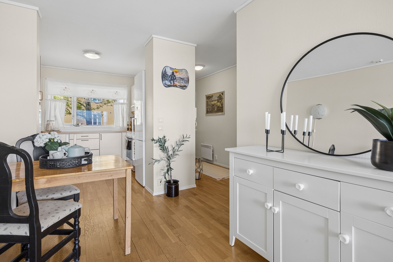 Kjøkkenet ligger adskilt, men med enkel tilgang fra både entré og spiseplass. Galleribilde