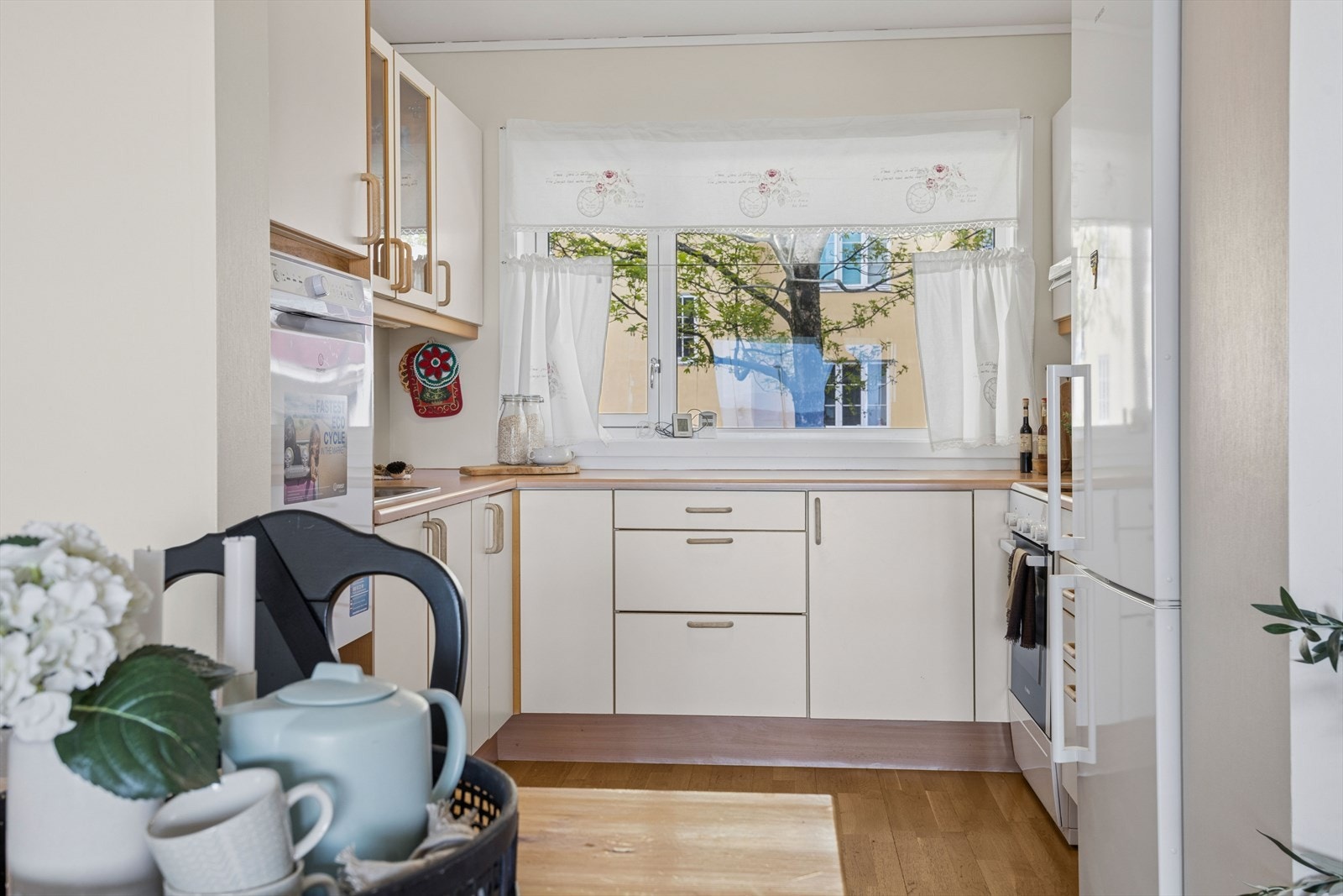 Kjøkkenet har opplegg for oppvaskmaskin og en kjøkkenventilator med avtrekk ut. Galleribilde