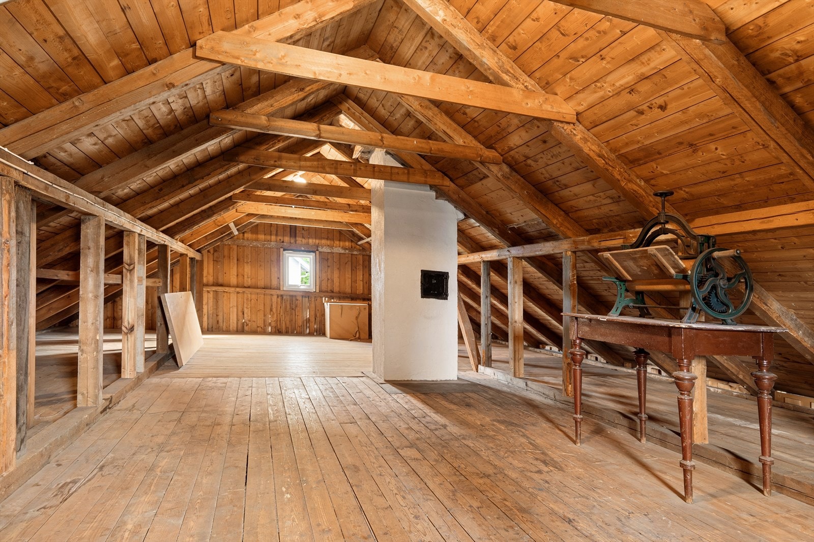 Romslig loft med oppbevaringsmuligheter Galleribilde