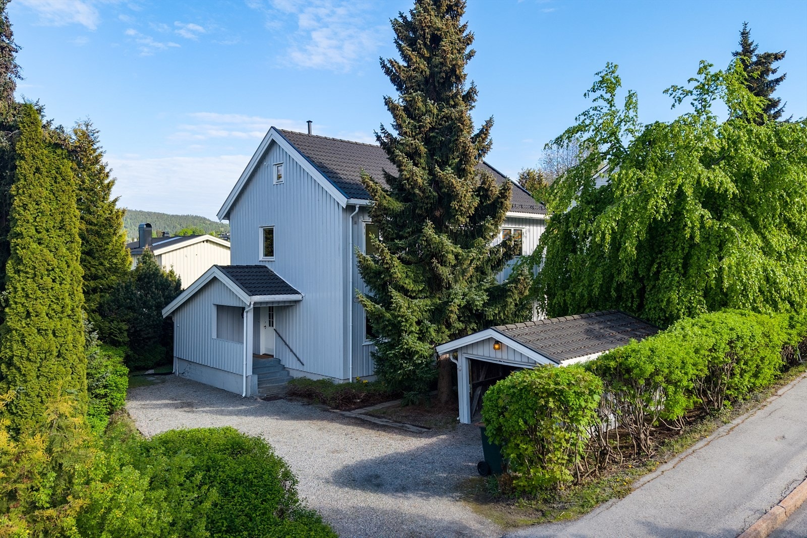 Gruset gårdsplass og enkel garasje på eiendommen Galleribilde