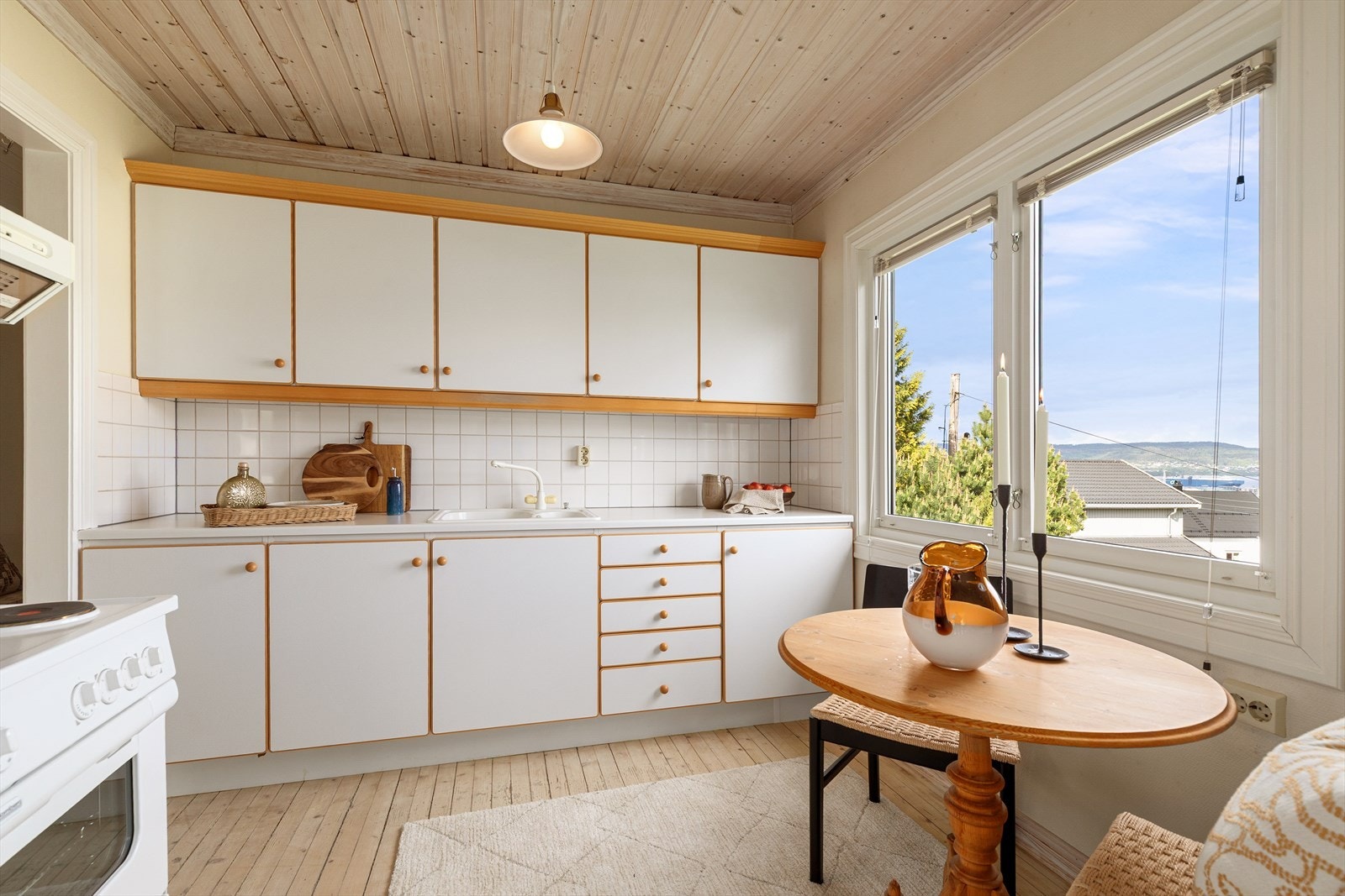 De store vindusflatene bidrar til godt med naturlig lys Galleribilde