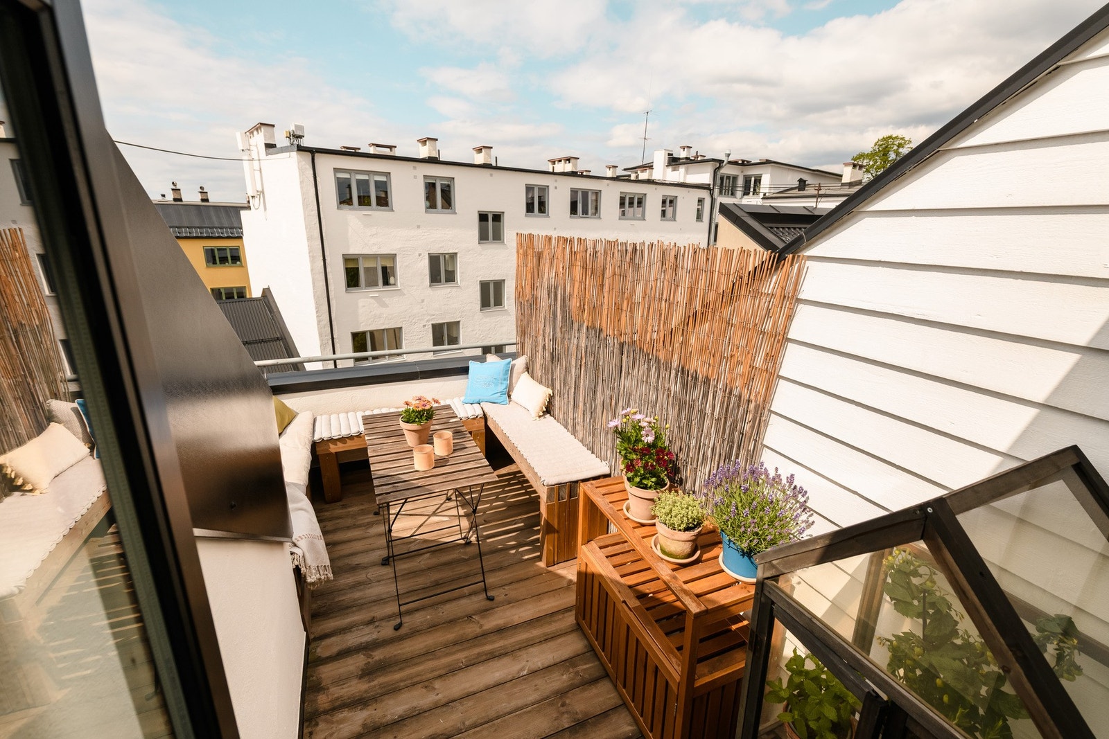 Solrik takterrasse på ca. 7 m² med flott utsikt over byen og fjorden. Galleribilde