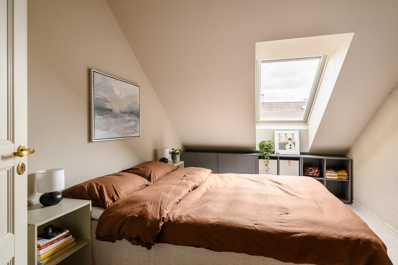 Lyst og hyggelig soverom med en rolig og tilbaketrukket plassering. Galleribilde