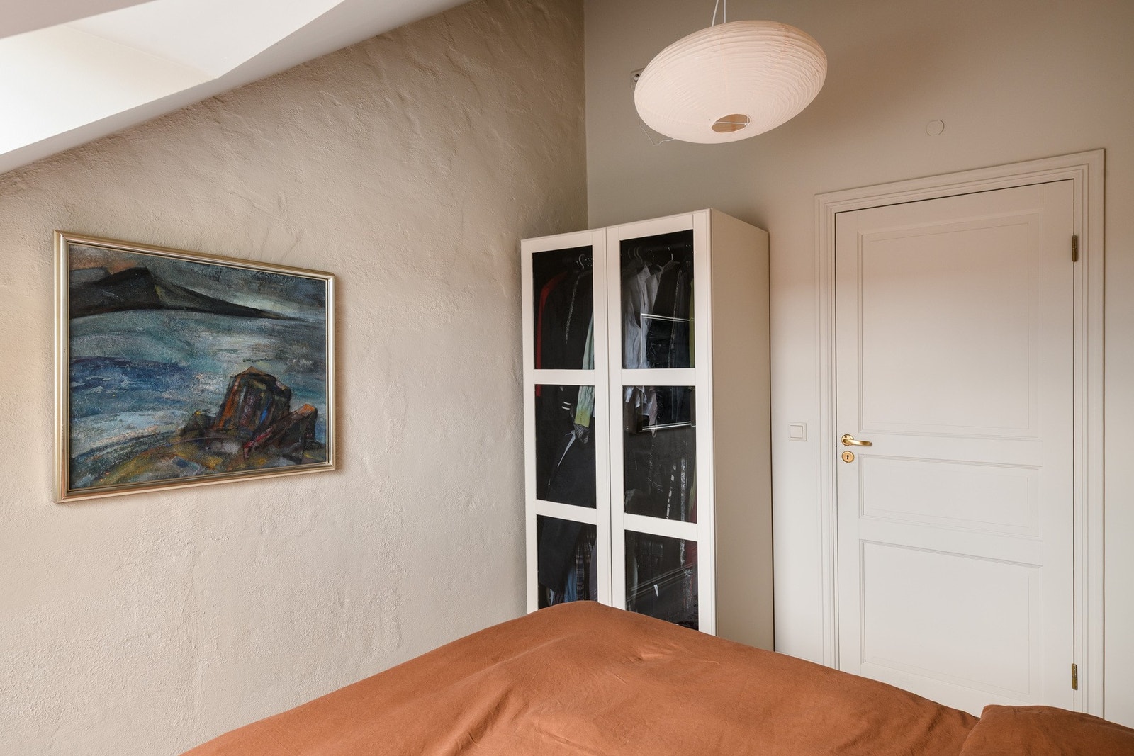 Et lunt soverom med særpreget loftsfølelse og god atmosfære. Galleribilde
