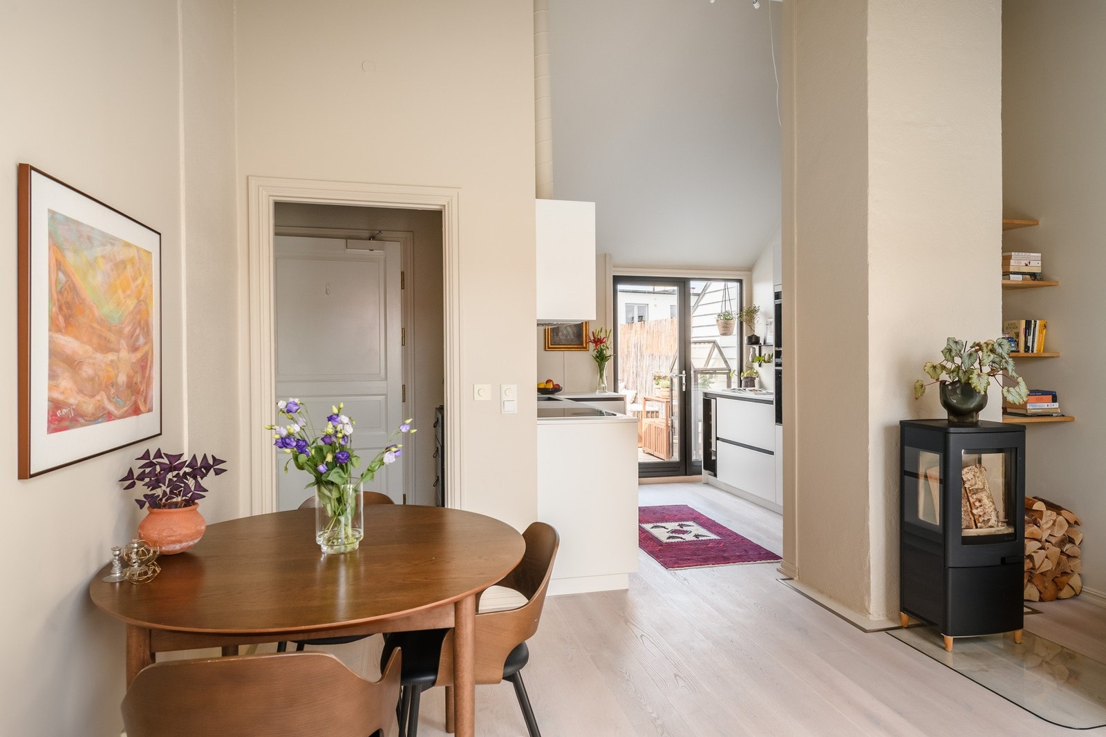 Stuen har en åpen og sosial løsning med fin flyt mot kjøkken og terrasse. Galleribilde