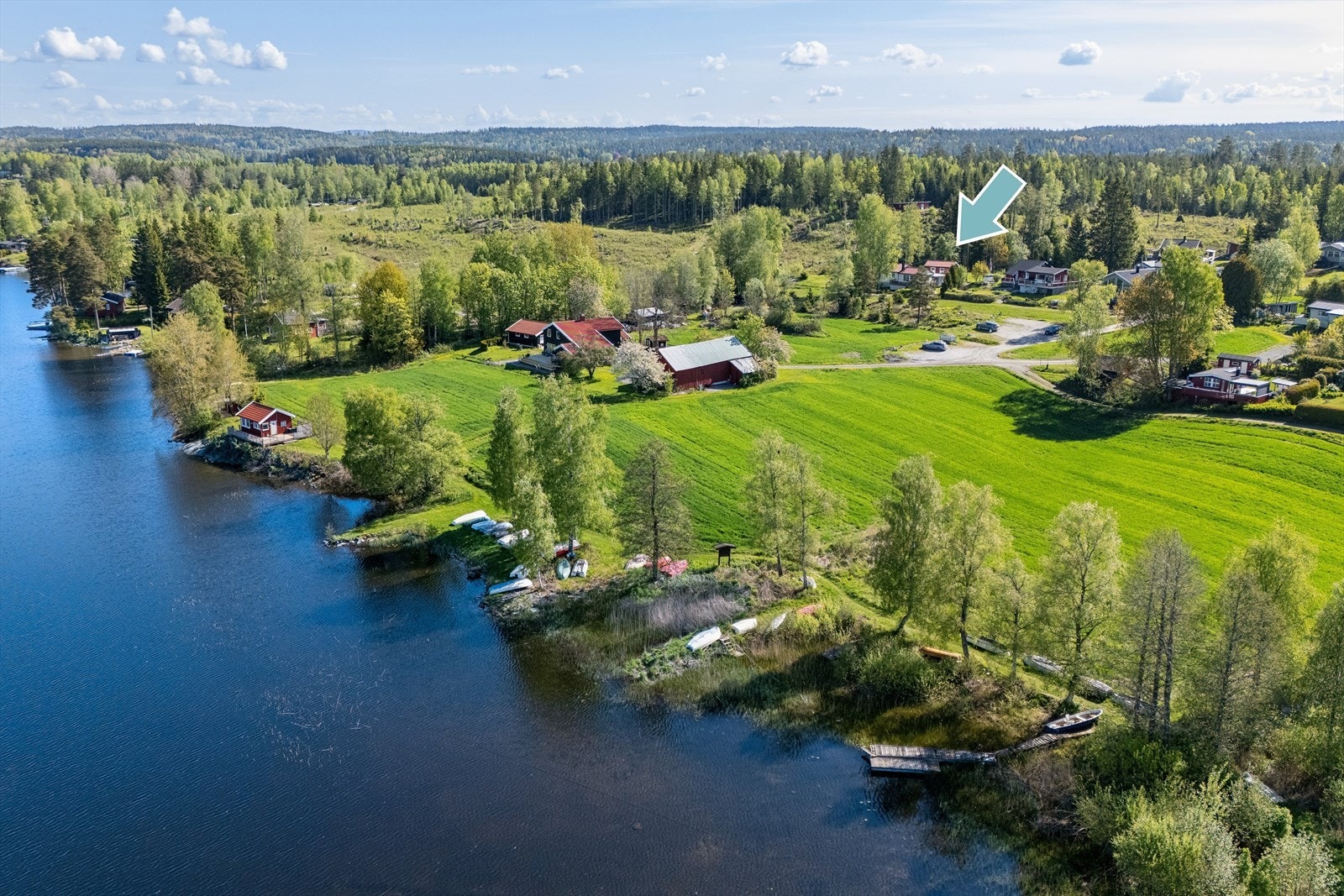 Det er kjørevei helt frem, med gode parkeringsmuligheter for flere biler. Galleribilde