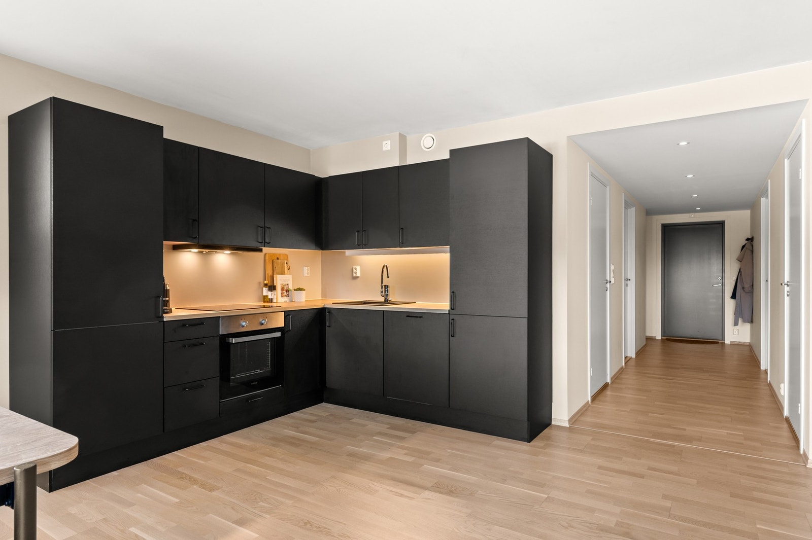 Innredningen har et stilrent og moderne uttrykk med mørk hjørneinnredning, Galleribilde