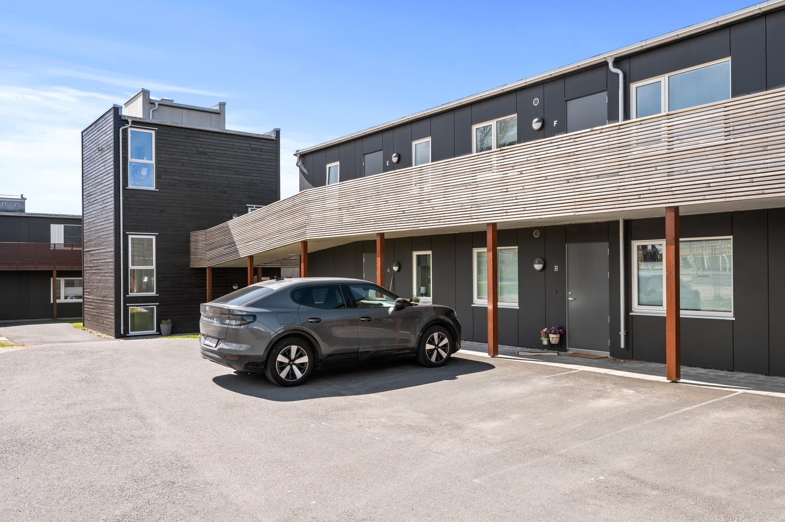 Lett tilgjengelig parkering utenfor for gjester Galleribilde