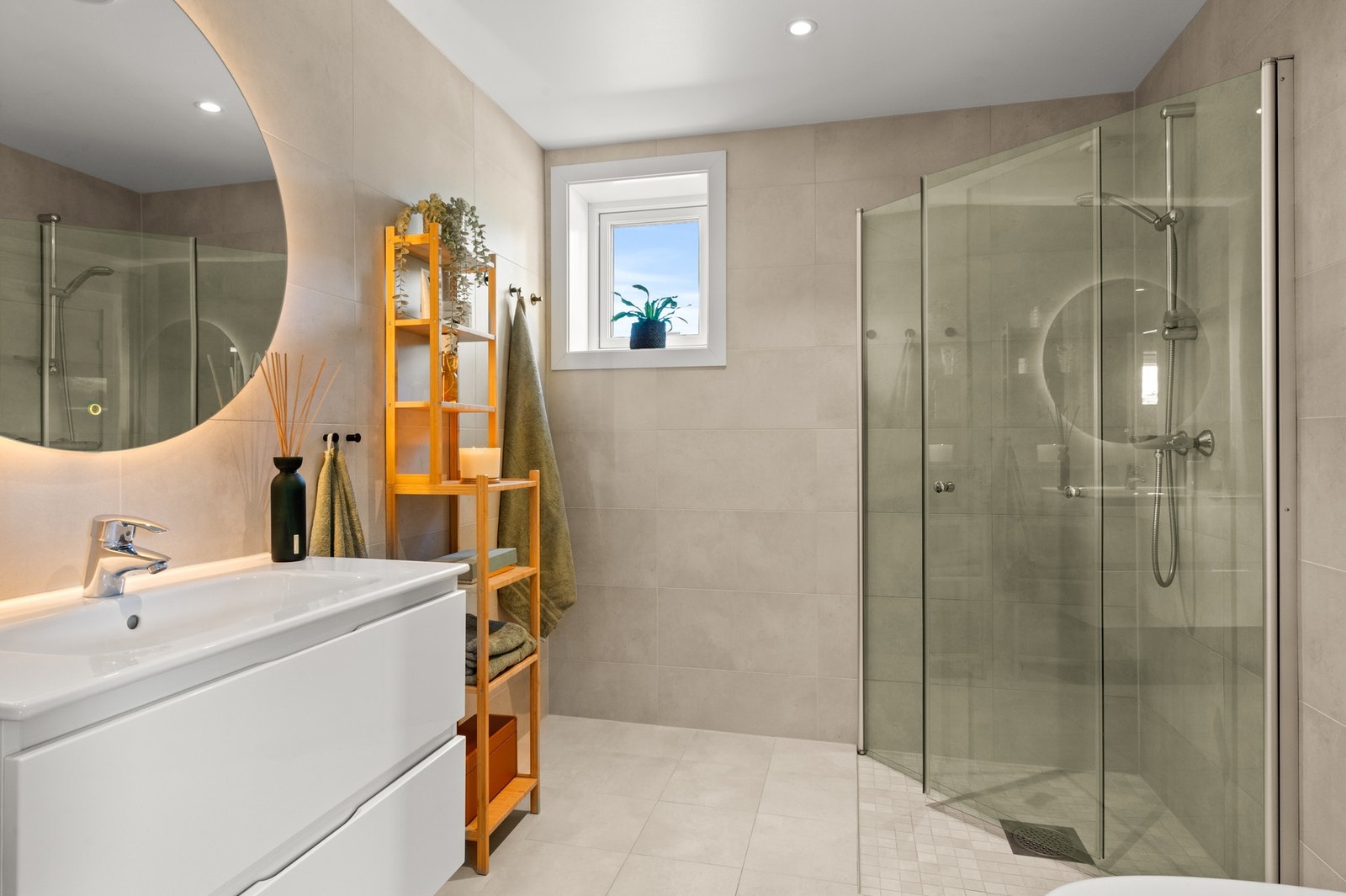 Badet fremstår pent og moderne med flislagte vegger og gulv med varmekabler. Dokumentasjon foreligger Galleribilde