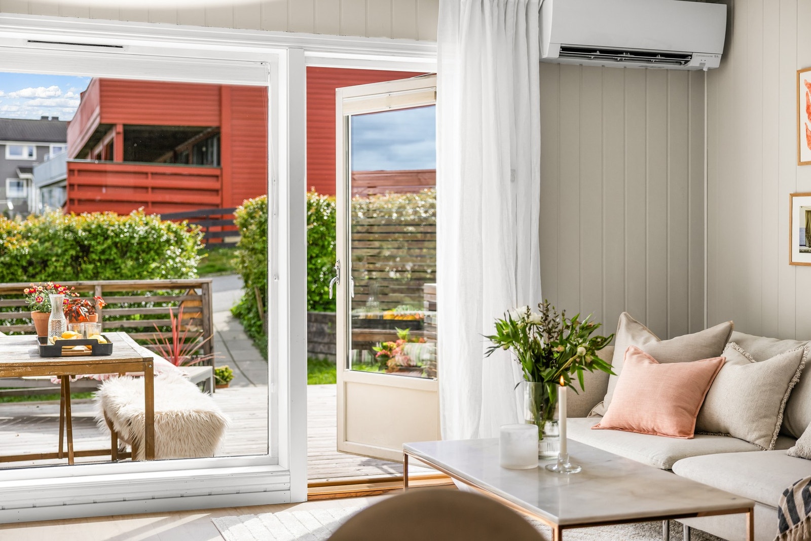 Fra stuen er det direkte utgang til en sydvendt markterrasse med videre adkomst til hagen. Galleribilde