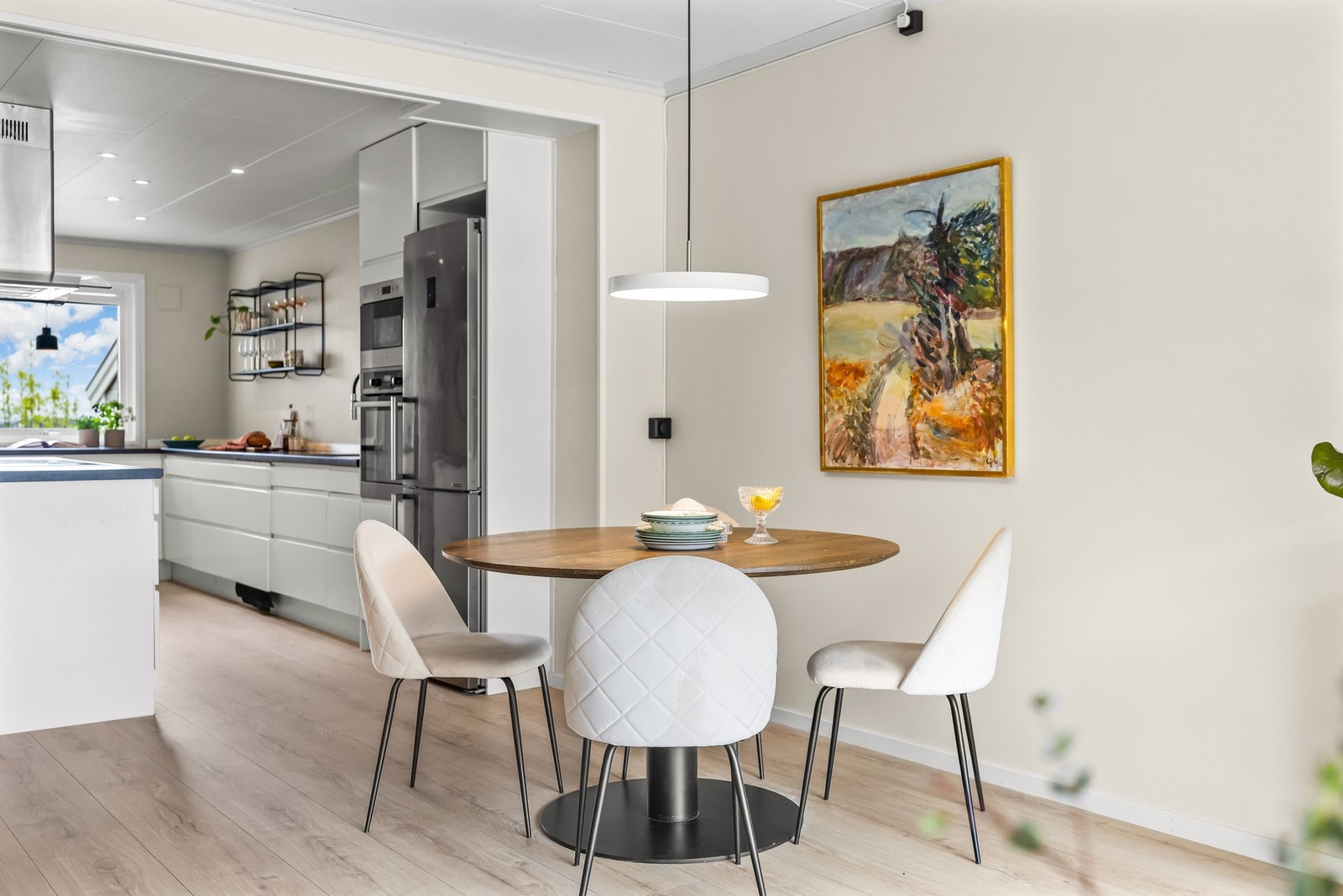 I tilknytning til kjøkkenet er det god plass til spisebord i den åpne kjøkken- og stueløsningen, noe som skaper en luftig og sosial atmosfære. Galleribilde