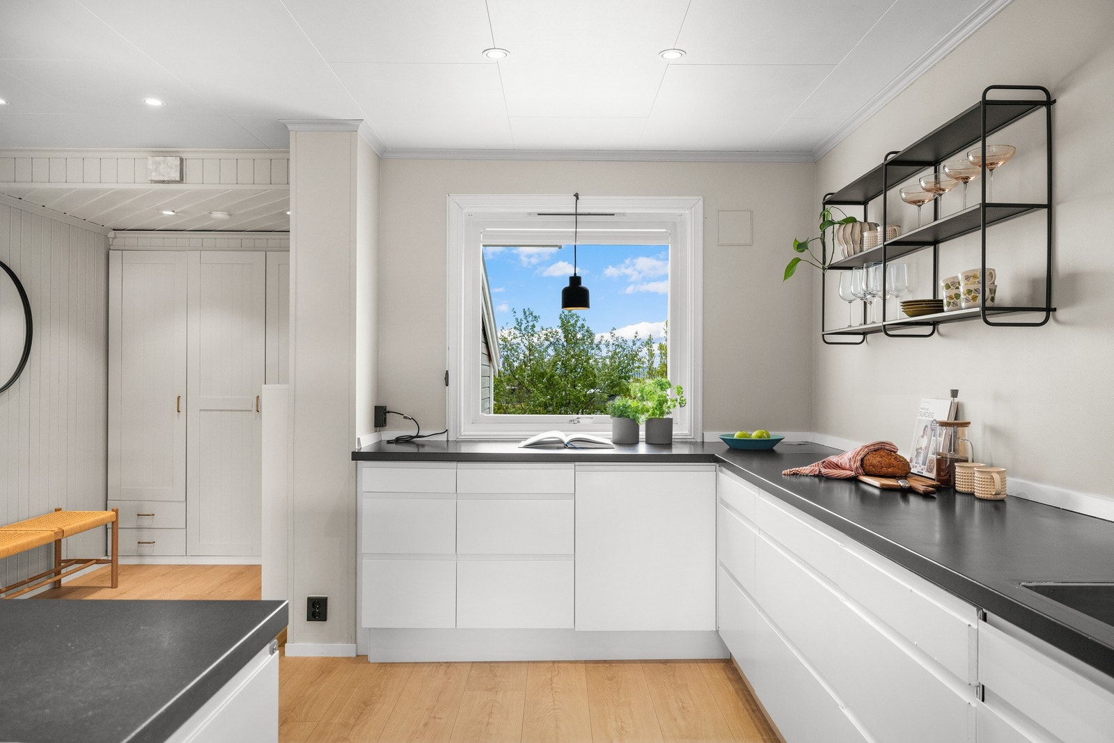 Innredningen fra Epoq ble montert i 2013 og består av slette, hvite fronter kombinert med en sort laminatbenkeplate som skaper en fin kontrast til de lyse overflatene. Galleribilde