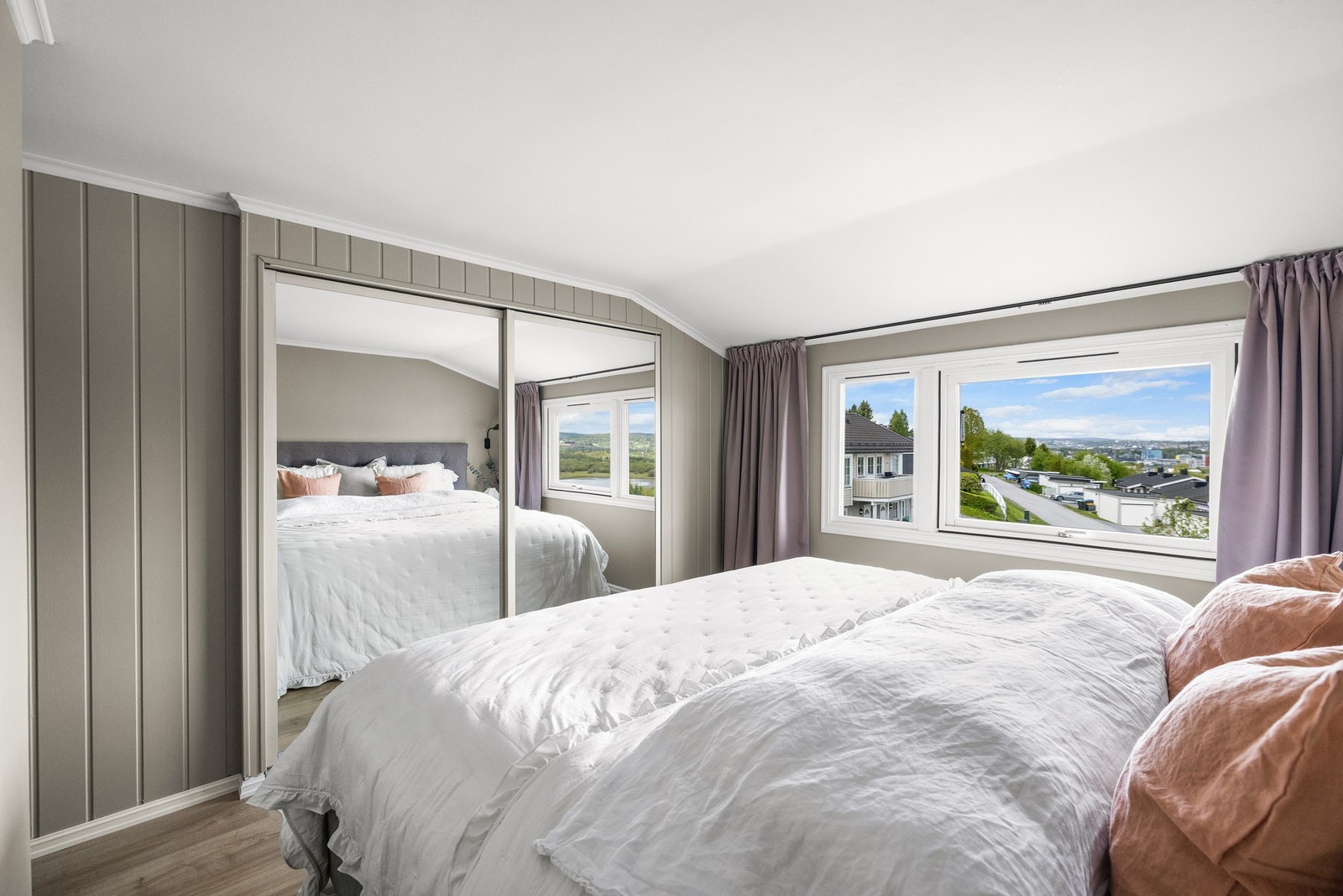 Hovedsoverommet er av god størrelse og har stor skyvedørsgarderobe med rikelig oppbevaringsplass. Galleribilde