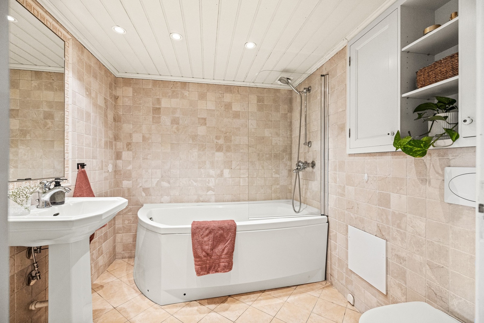 Badet har et tidløst uttrykk med lyse flater og gulvvarme som sørger for ekstra komfort. Galleribilde
