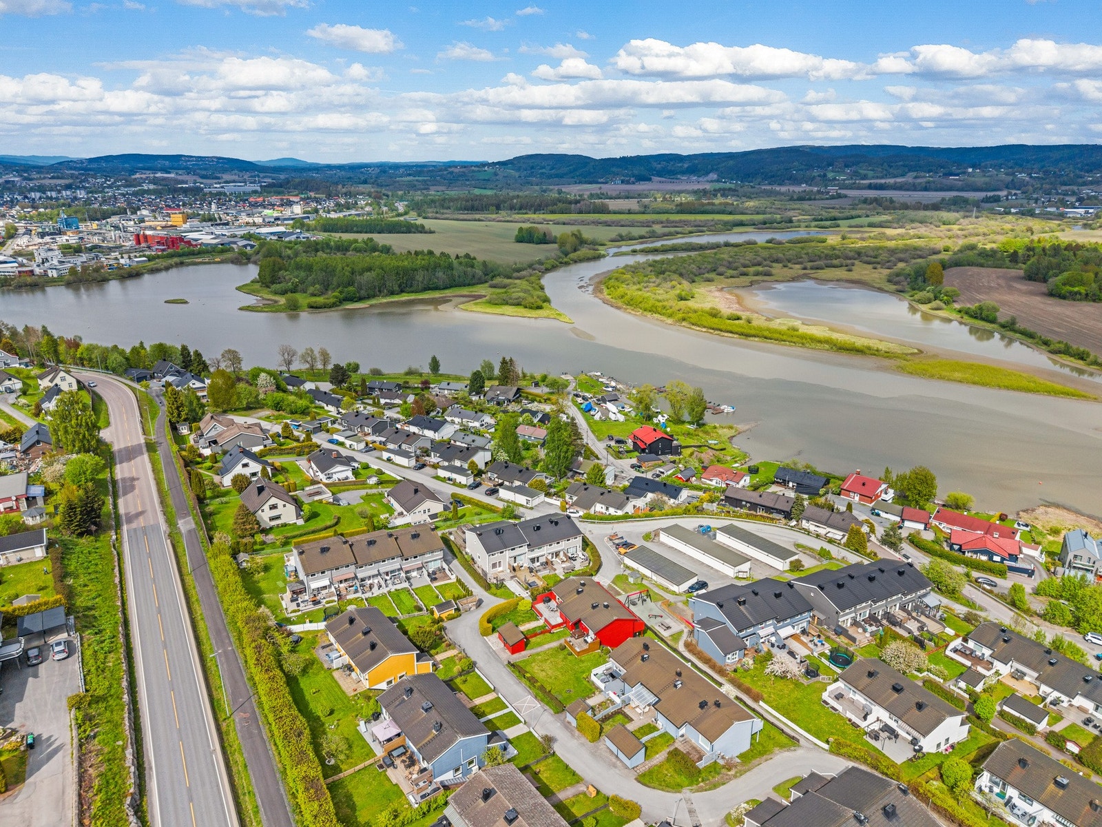 Eiendommen har en attraktiv beliggenhet på Fjerdingby i Rælingen, et veletablert og familievennlig område med kort vei til skoler, barnehager, servicetilbud og flotte rekreasjonsmuligheter. Galleribilde