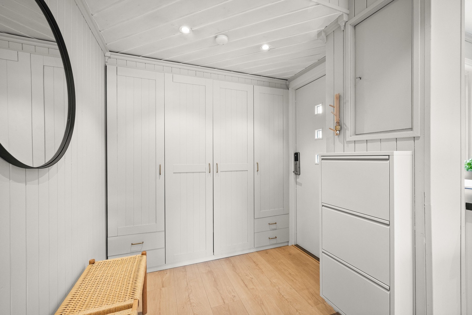 Entréen har god plass til å ta imot både familie og gjester, og yttertøy, sko og annet hverdagsutstyr ryddes enkelt bort i en romslig, plassbygd garderobeløsning. Galleribilde