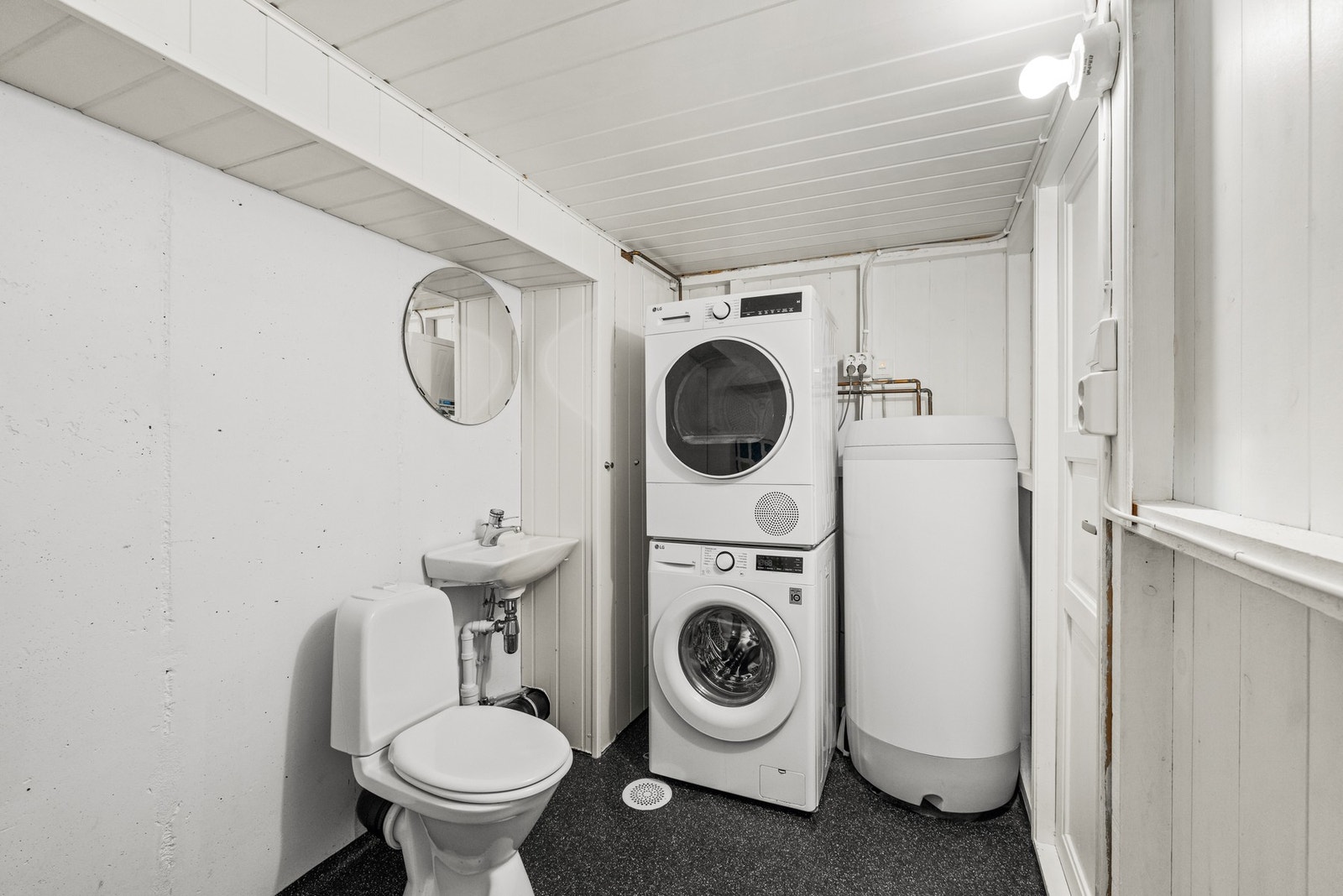 I kjelleren finner du et praktisk vaskerom innredet med servant, klosett, hyller og opplegg for vaskemaskin. Galleribilde