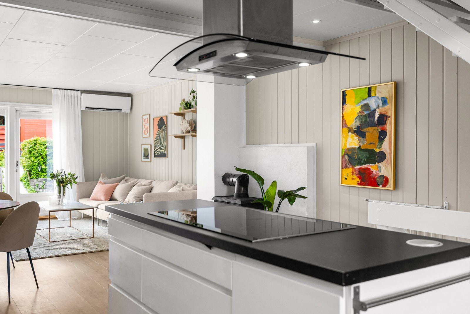Her er det integrert koketopp og ventilator, samtidig som øyen gir fine arbeidsflater og mulighet for å samle gjester rundt matlagingen. Galleribilde