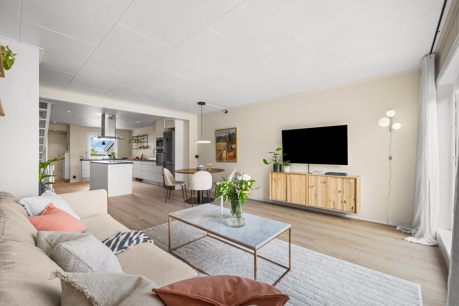 Her er det god plass til en stor sofagruppe med tilhørende TV-møblement, samtidig som planløsningen åpner for flere naturlige soner i rommet. Galleribilde