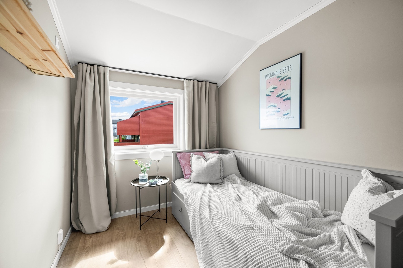 To av soverommene har nyere vinduer som bidrar til godt lysinnslipp og et moderne preg. Galleribilde
