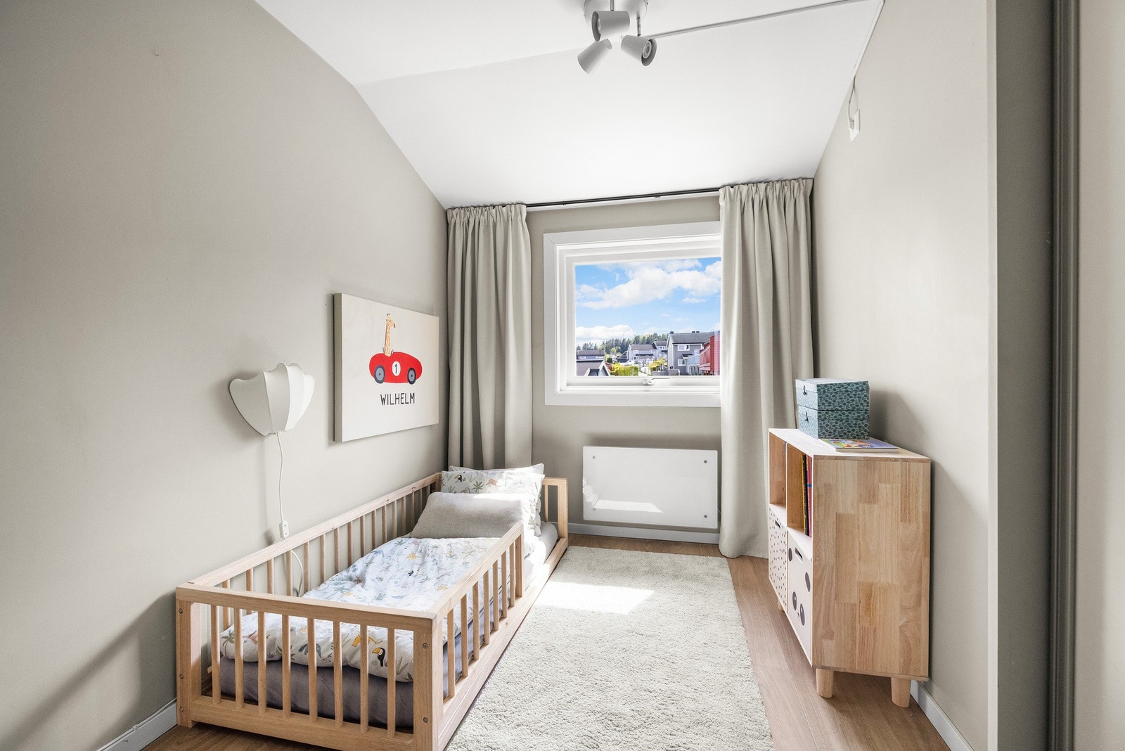 Samtlige rom har fine møbleringsmuligheter med plass til seng, garderobeløsninger og øvrig ønsket møblement. Galleribilde