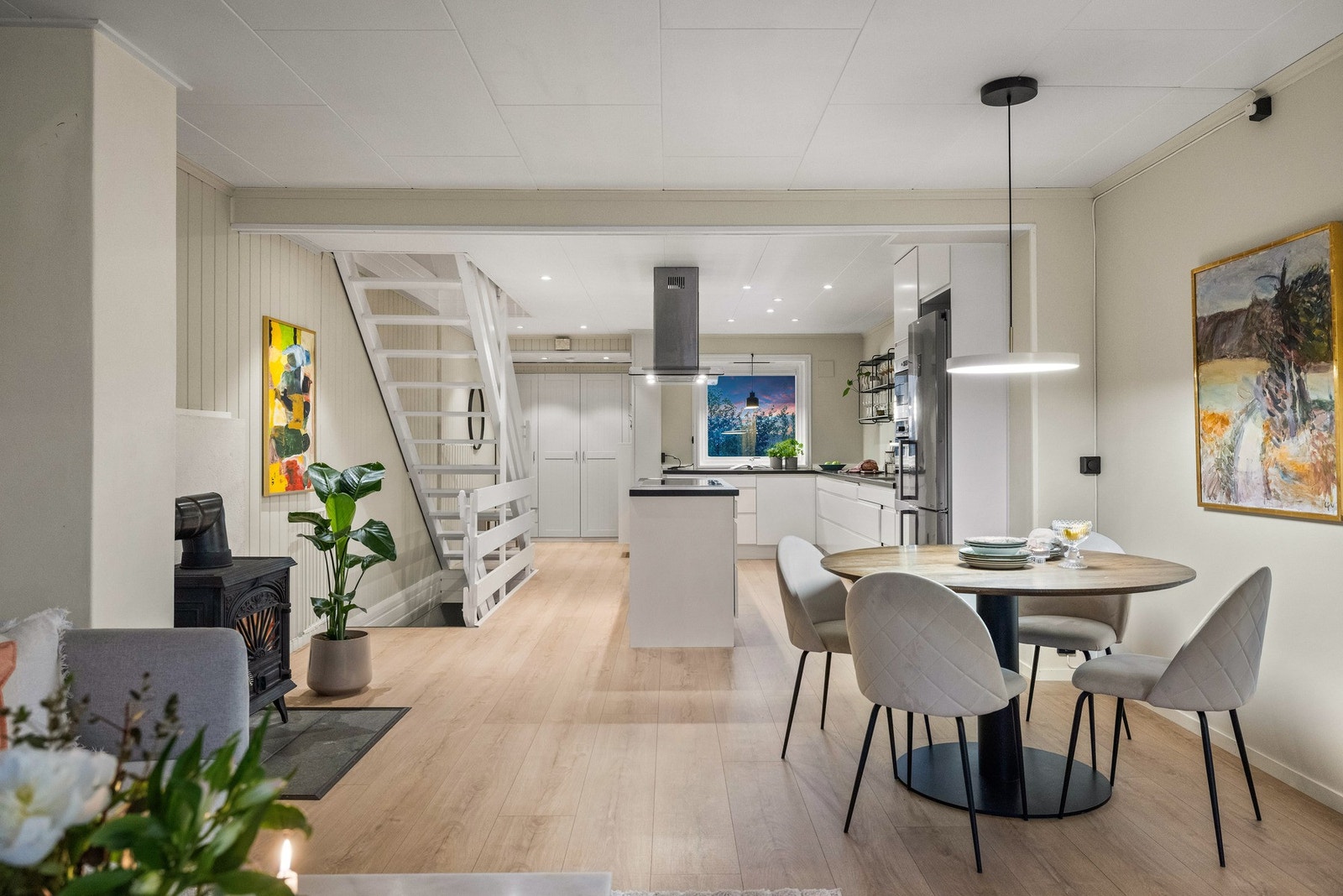 Kjøkkenet ligger i åpen forbindelse med stuen og blir et naturlig samlingspunkt når familie og venner er på besøk. Galleribilde