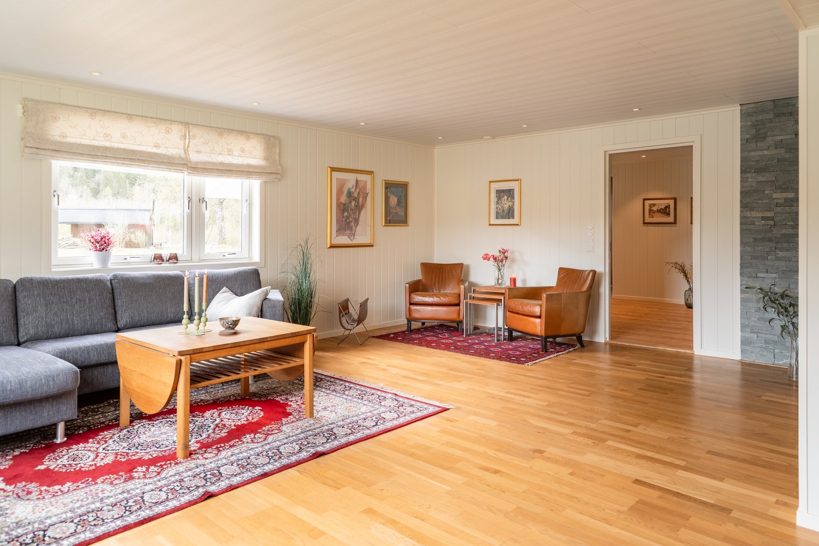 Stuen fremstår lys og romslig med gode møbleringsmuligheter for både sofagruppe og spiseplass. Galleribilde