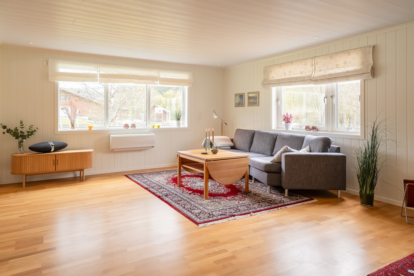 Huset har "alt på ett plan" i hovedetasjen som gjør det veldig praktisk. Da har man både stue, kjøkken, bad og soverom i 1. etasje. Galleribilde