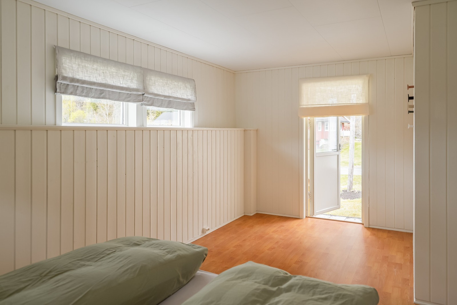 Rommet er på 11,6 kvm og har utgang til hagen. Galleribilde