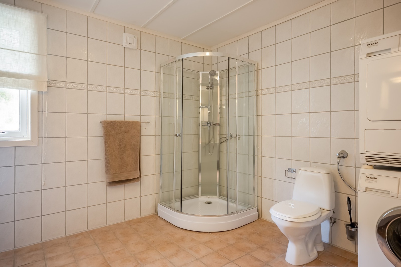 Badet er fra ca. 2003-2005 og har flislagte gulv og vegger med behagelig gulvvarme. Galleribilde