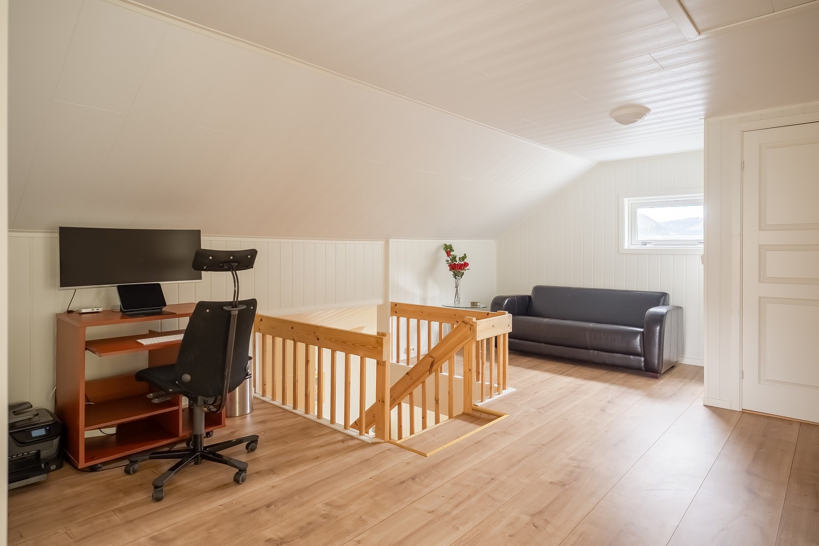 Opp i 2. etasjen har man en fin loftstue med plass for kontor og sofa. Galleribilde