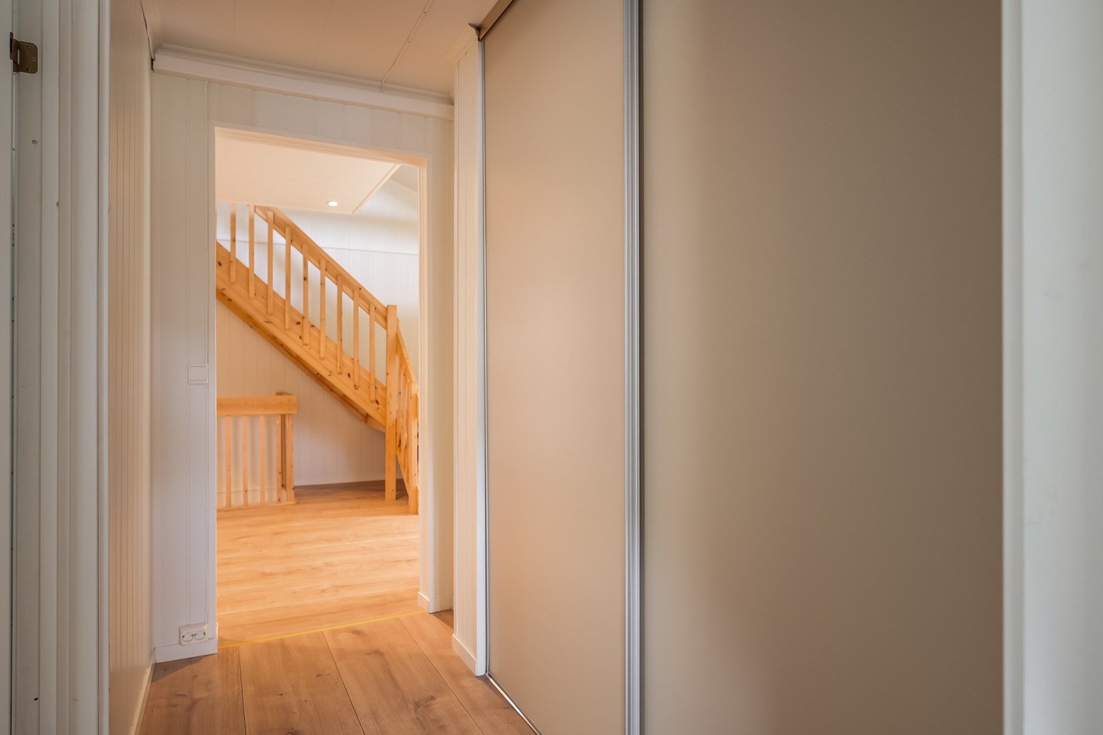 Boligens entré har laminatgulv fra ca. 2012 og praktisk skyvedørsgarderobe med gode oppbevaringsmuligheter for yttertøy og sko. Galleribilde