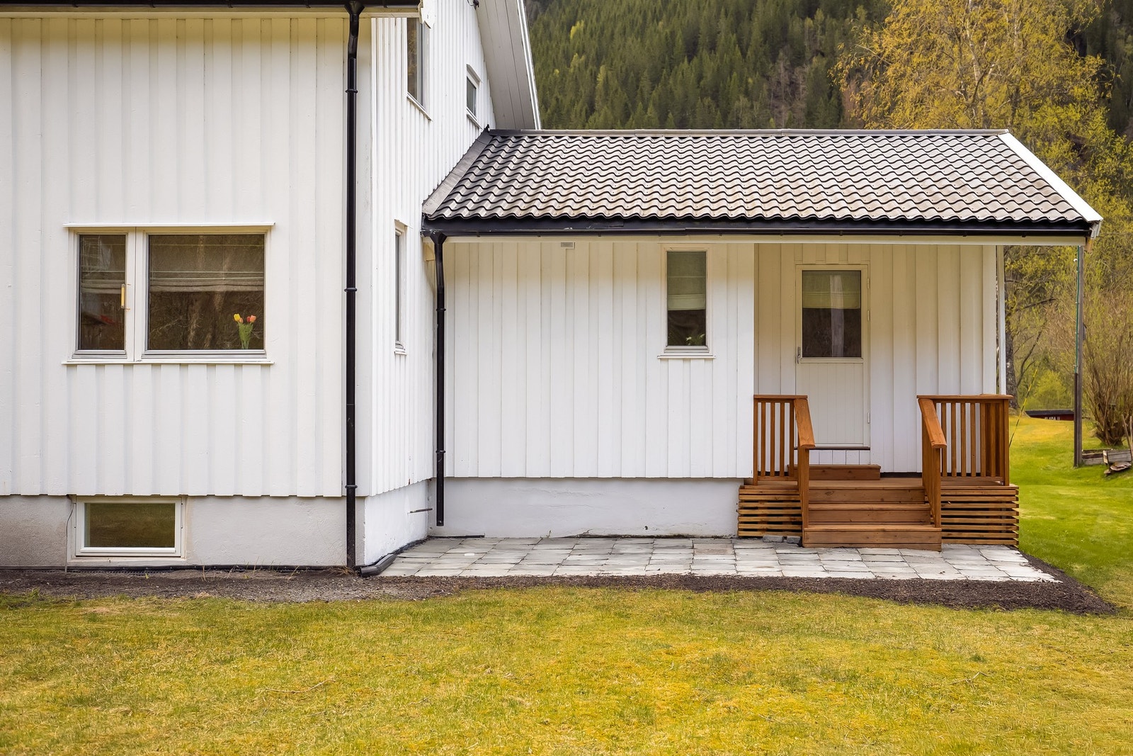 Koselig steinplatting på baksiden med ugang fra hovedsoverom. Galleribilde