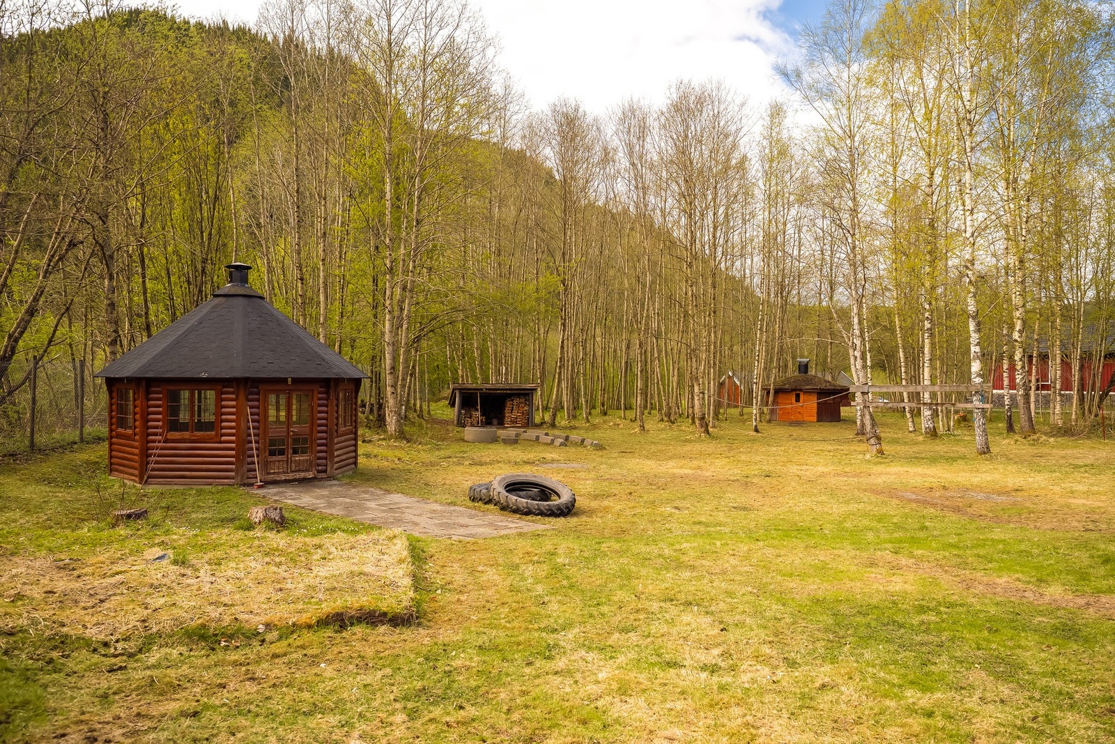 Området byr på lekeplasser, fotballbane og gode turmuligheter. Et fredelig bomiljø, perfekt for deg som ønsker å komme bort fra byens mas og kjas. Galleribilde