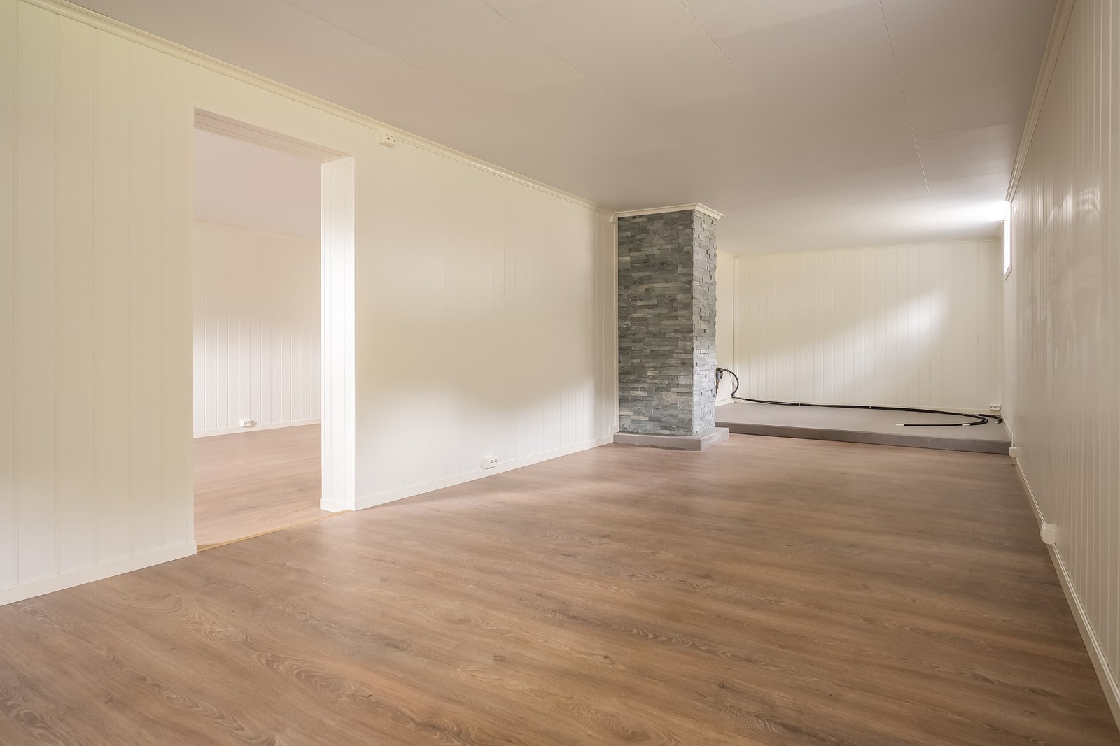 Her har man mange muligheter for ekstrarom og inndelinger. Store deler av kjelleren har varmekabler i gulv. Galleribilde