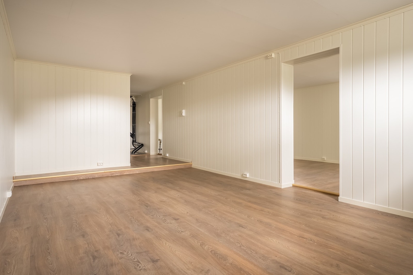 Kjelleren er også klargjort med vann og sluk for eventuell etablering av ekstra bad. I tillegg finnes tilhørende teknisk rom/bod på ca. 5 kvm. Galleribilde