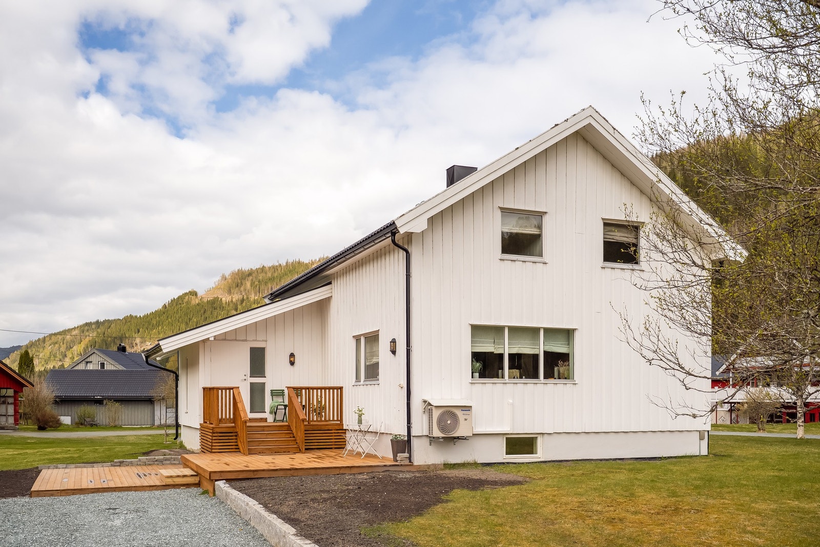 Det er parkering rett utenfor på stor gårdsplass, som har plass for garasje. Galleribilde