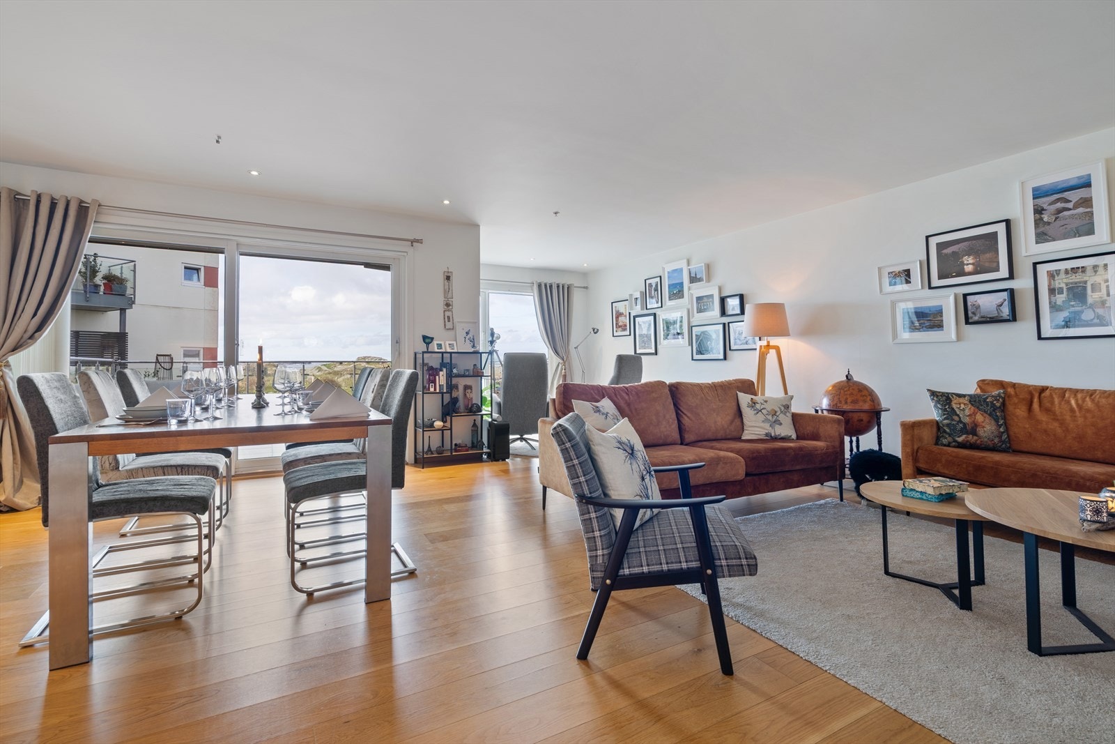 Stuen har god plass til både sofagruppe, spisebord og øvrig møblement. Galleribilde