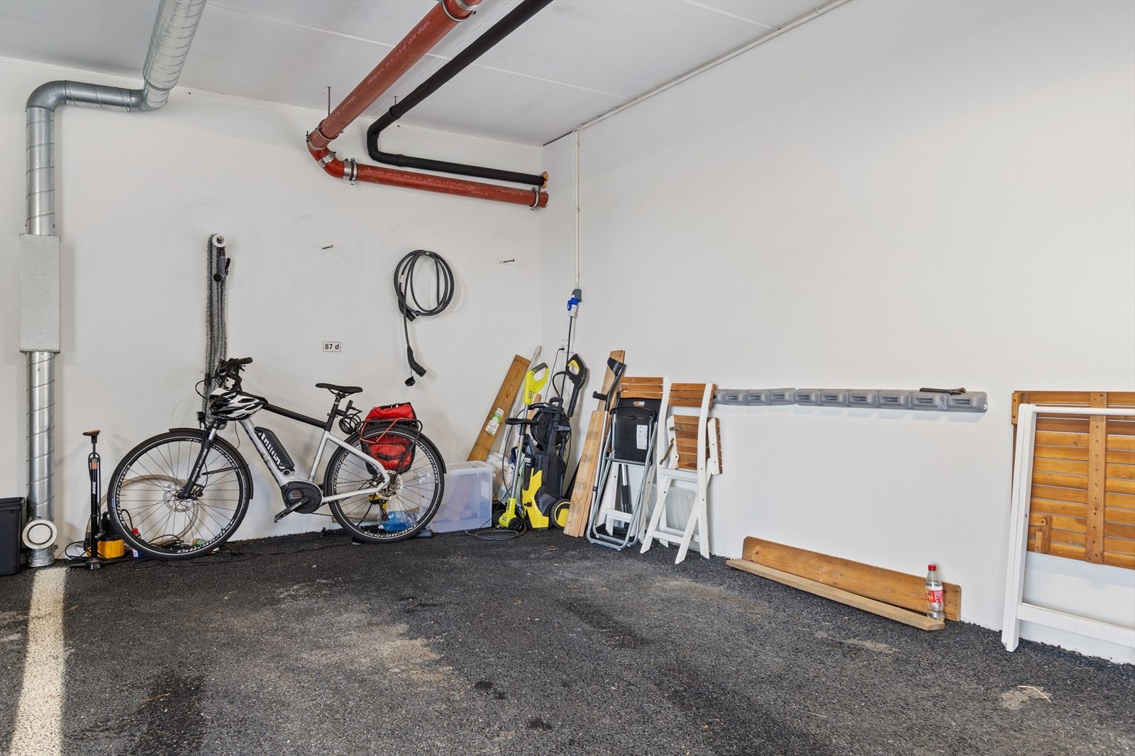Leiligheten disponerer egen parkeringsplass og en bod i felles garasjeanlegg. Galleribilde
