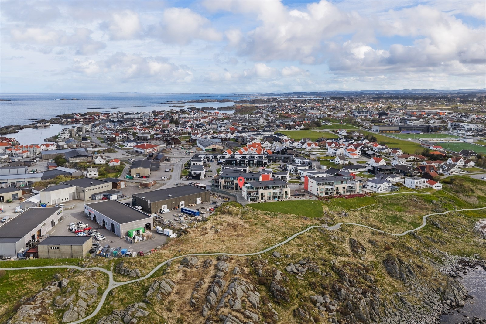 Turstiene starter praktisk talt rett utenfor, perfekt for en morgentur eller en kveldstur i solnedgangen. Kort avstand til barnehage, skoler og sentrum av Åkrehamn. Galleribilde