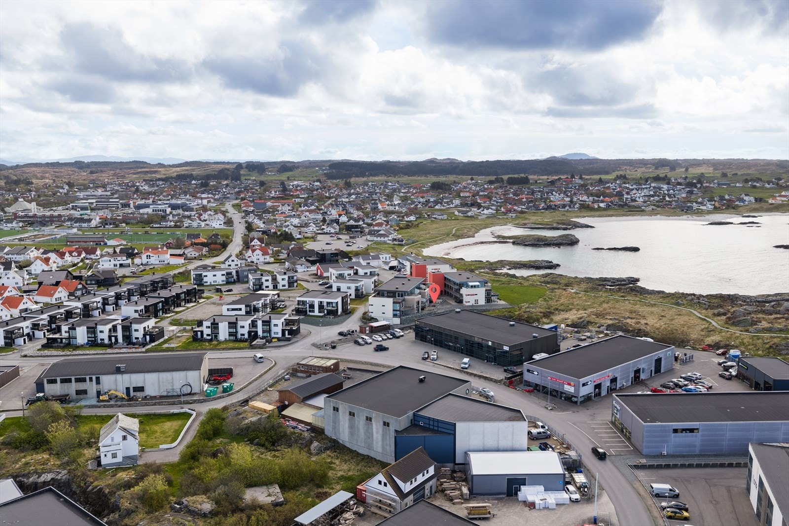 Her bor du med umiddelbar nærhet til Åkrasanden, og fra terrassen er det sjøutsikt. Galleribilde