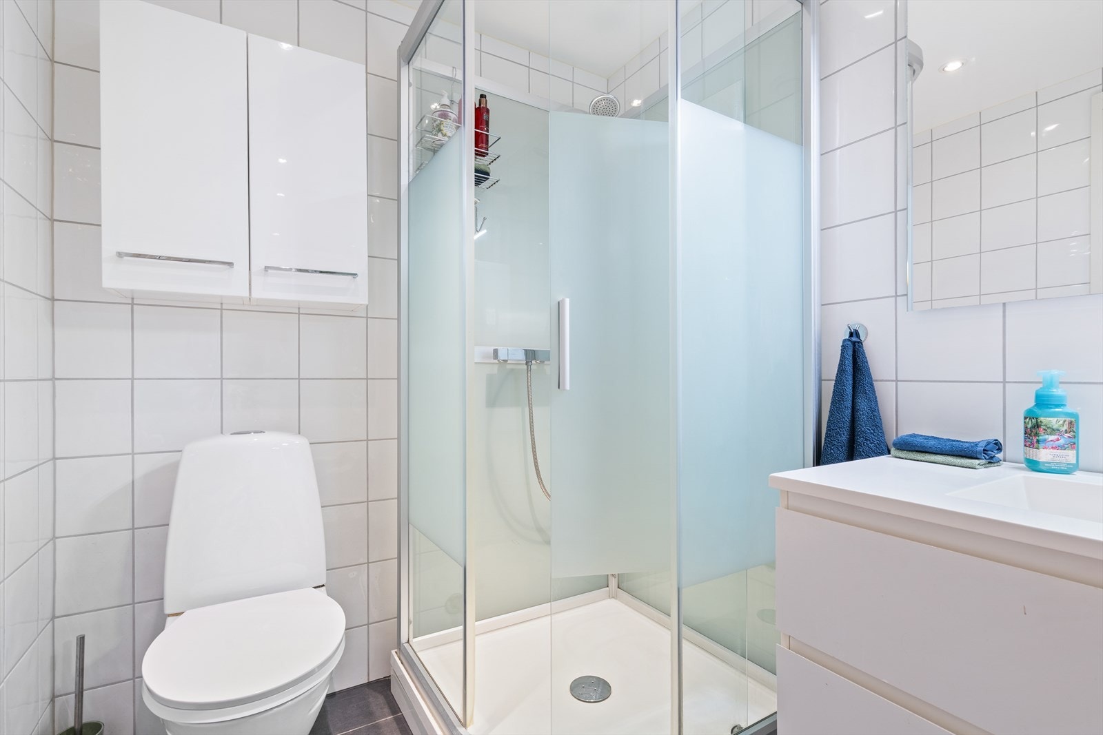 Flislagt bad med elektriske varmekabler i gulvet. Rommet er utstyrt med dusjkabinett og har opplegg for vaskemaskin. Galleribilde