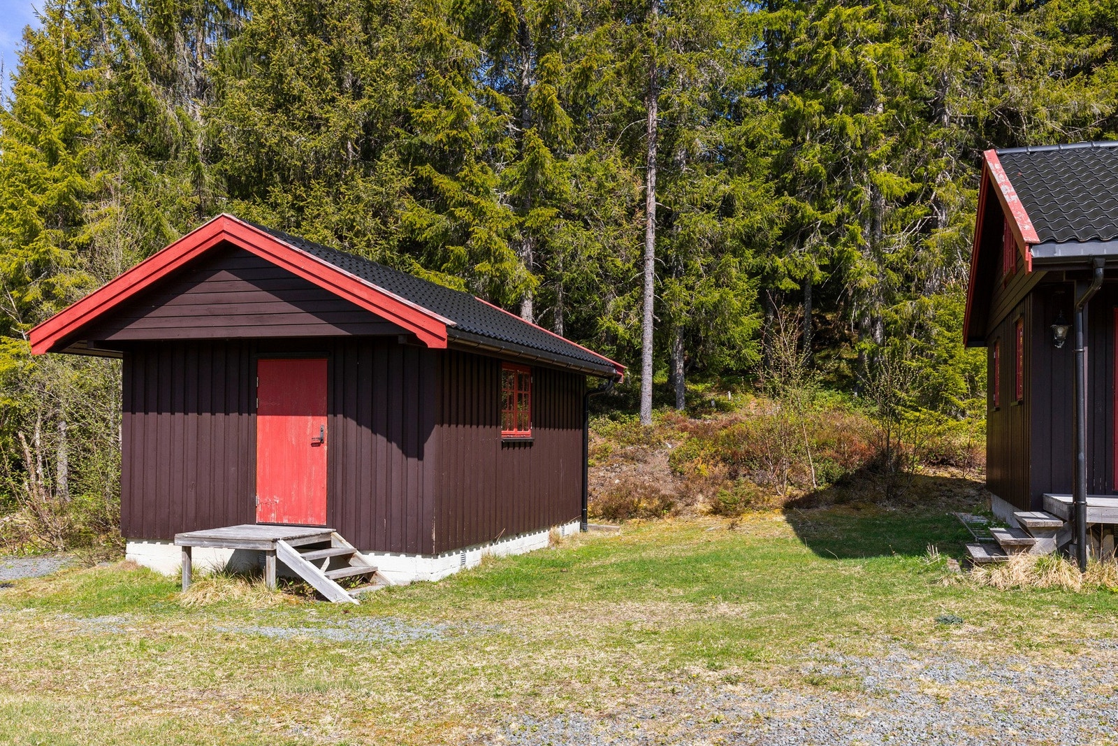 Uthus med lagringsplass og 2 toalett. Galleribilde
