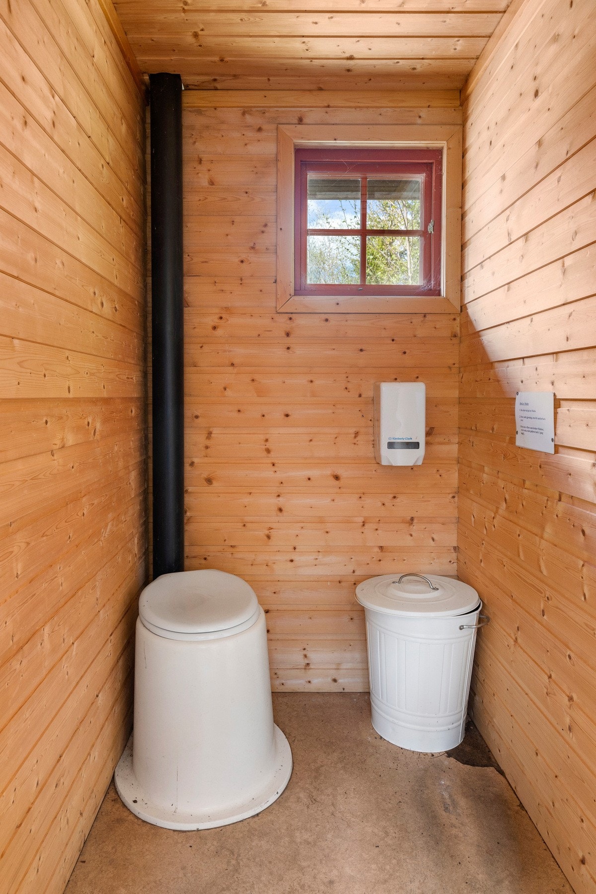 Toalettrom i uthus. Galleribilde