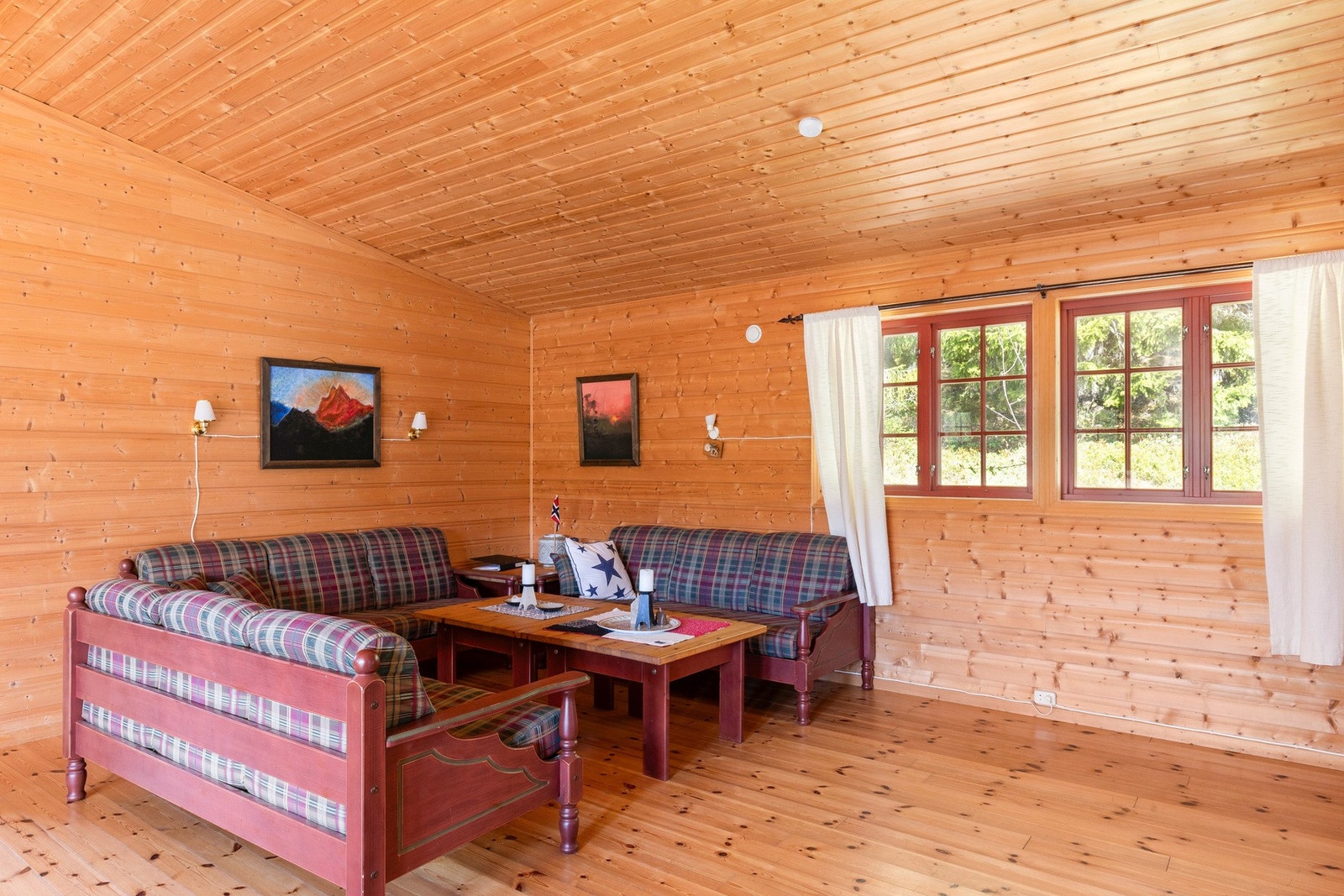Det er tregulv og panel på vegger og tak. Galleribilde