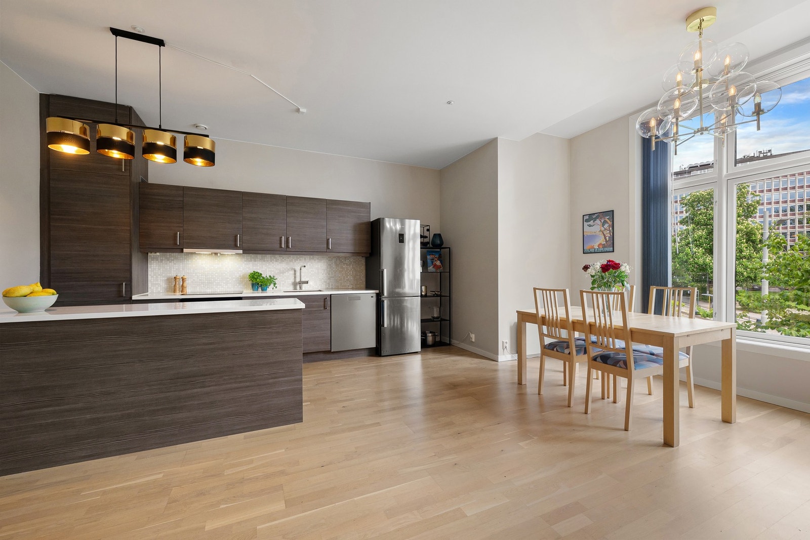 Et lyst og luftig oppholdsrom med gode møbleringsmuligheter. Galleribilde