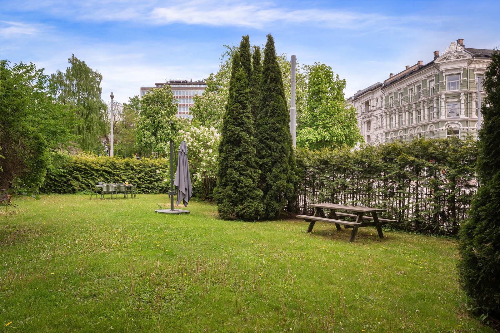 Den grønne felleshagen oppleves som skjermet og privat, med vakker beplantning og hyggelige oppholdsarealer. Galleribilde