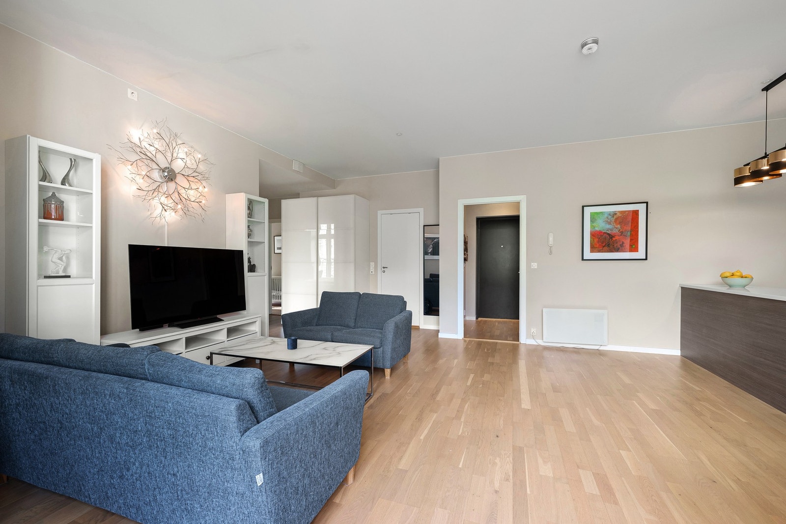 Moderne materialvalg og gjennomgående god standard etter omfattende renovering av bygget i 2013/2014. Galleribilde